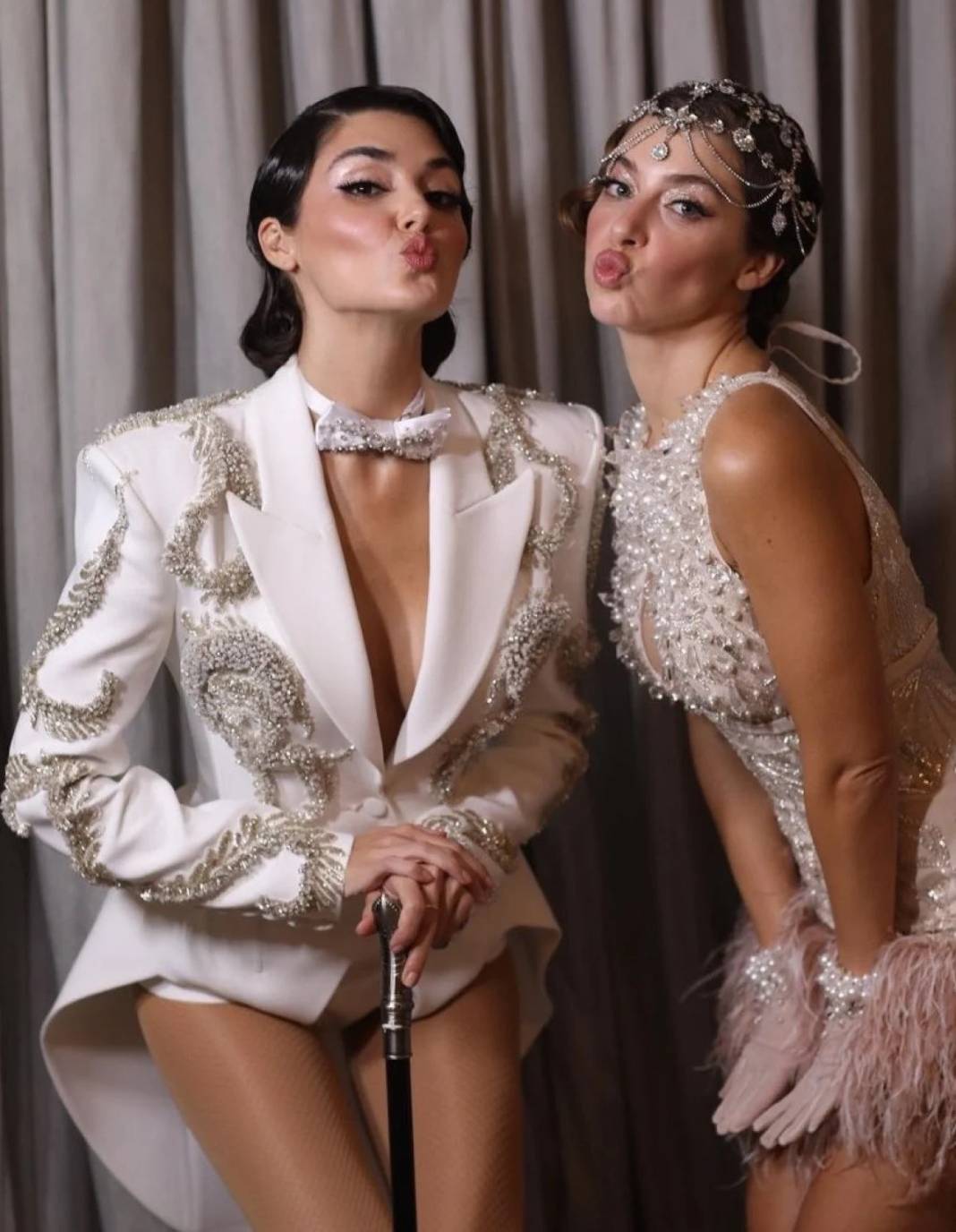 Hande Erçel’in kostümü sosyal medyayı salladı! Ünlü oyuncunun pozları beğeni yağmuruna tutuldu 4